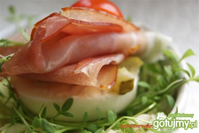 Jajka pod szynką  i rzeżuchą Jajka pod szynką  i rzeżuchą