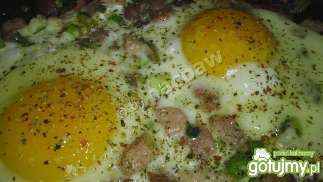 Jajka (po)sadzone na szczypiorku Jajka (po)sadzone na szczypiorku