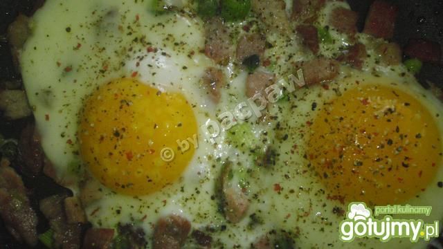 Jajka (po)sadzone na szczypiorku