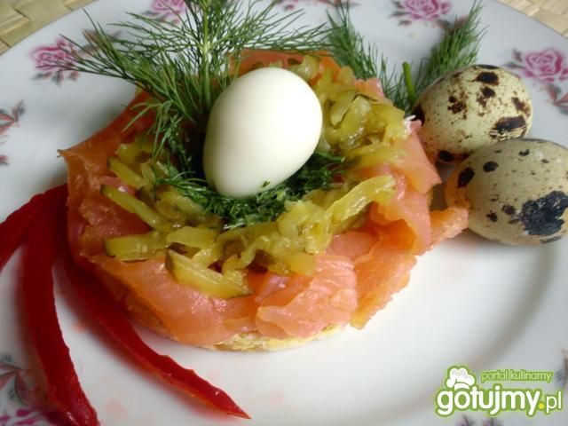 Jajka przepiórcze w łososiowym gniazdku Jajka przepiórcze w łososiowym gniazdku