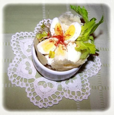 Jajka przepiórcze w serowym kołnierzyku