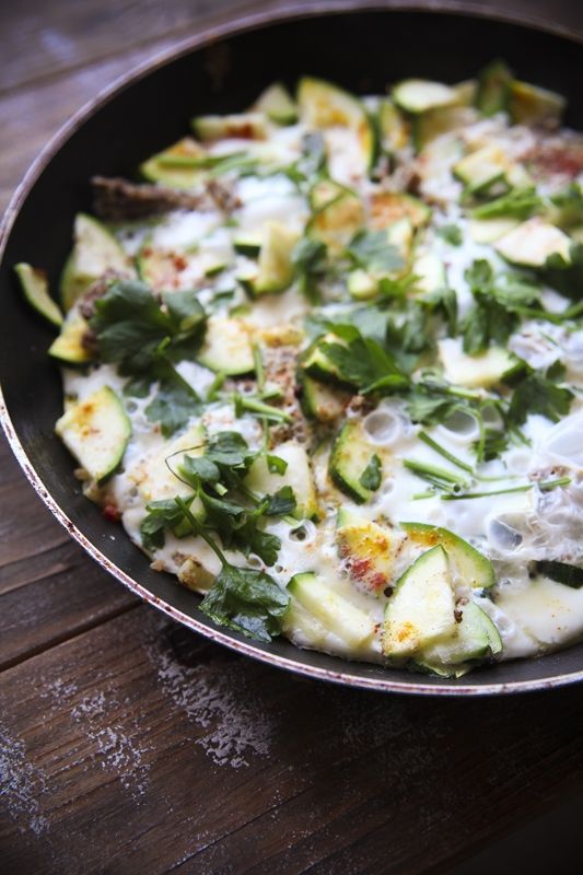 Jajka sadzone na cukini z mnóstwem pietruszki Jajka sadzone na cukini z mnóstwem pietruszki