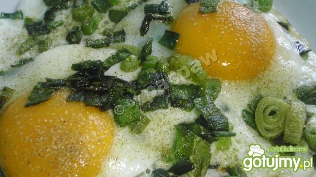 Jajka sadzone na dymce