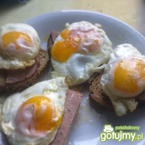 Jajka sadzone na grzankach Jajka sadzone na grzankach