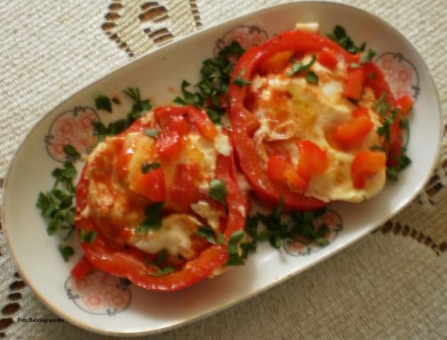 Jajka sadzone na ketchupie : Jajka sadzone na ketchupie :