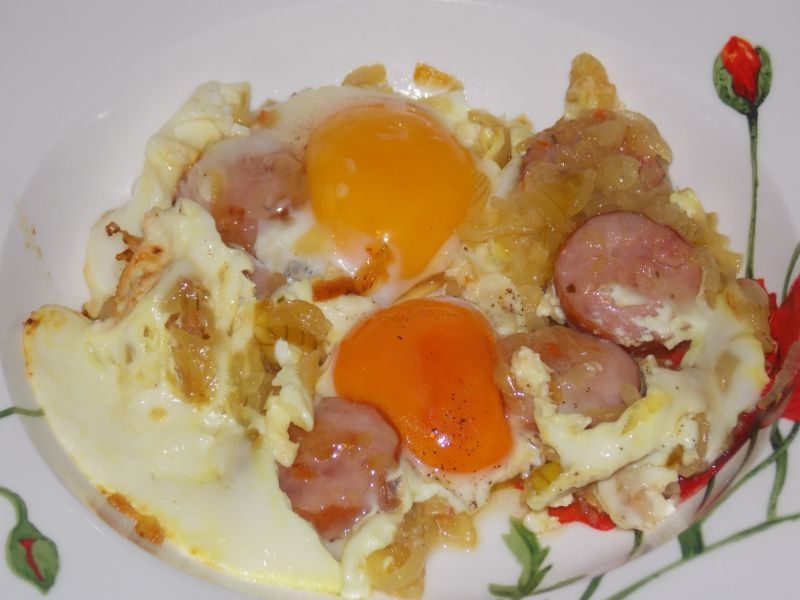 Jajka sadzone na kiełbasie i cebuli