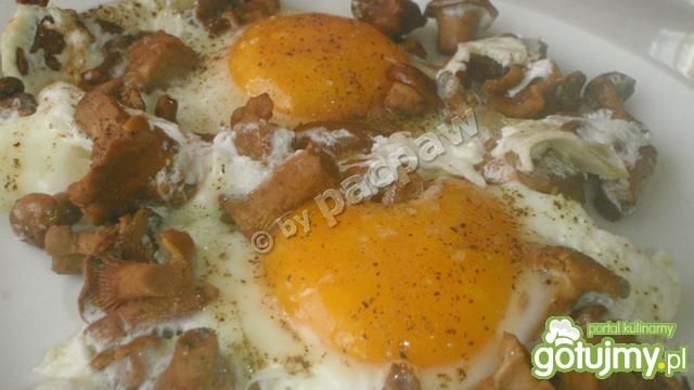 Jajka sadzone na kurakach marynowanych