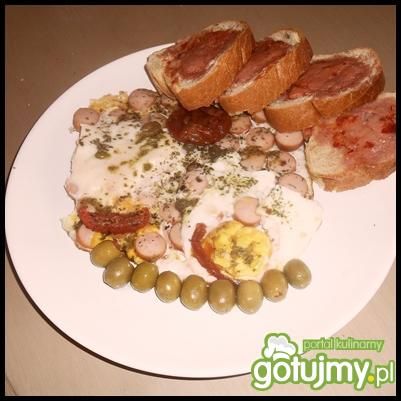 Jajka sadzone na parówkach by Noruas Jajka sadzone na parówkach by Noruas