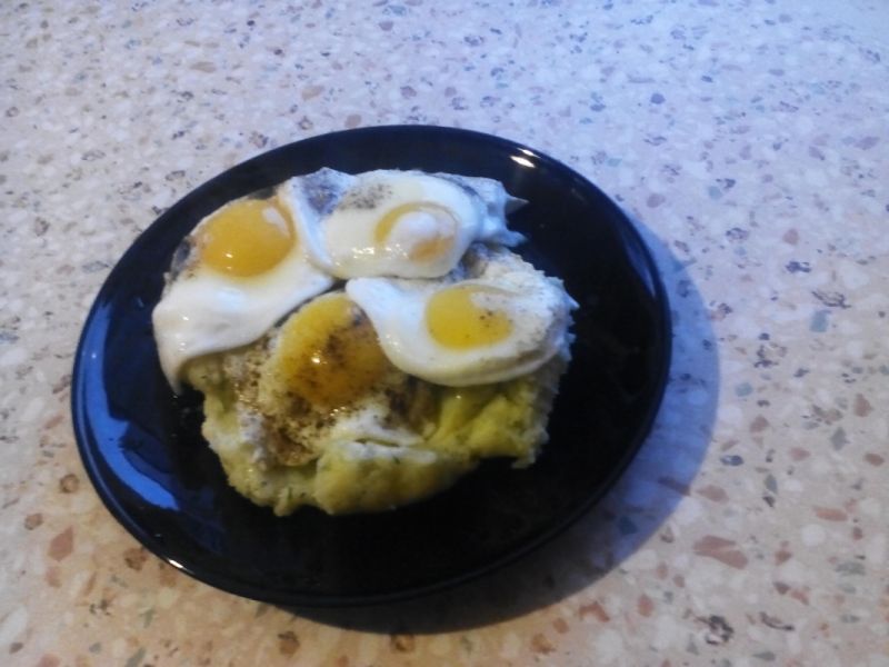 Jajka sadzone na pirre