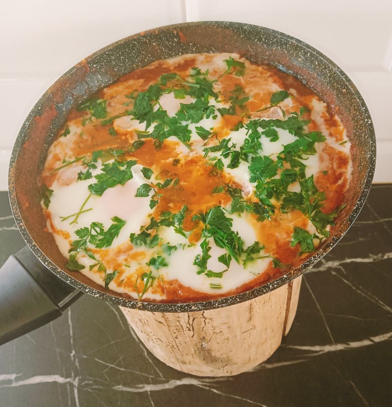 Jajka sadzone na pomidorach