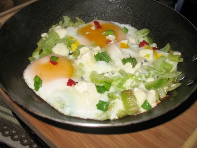 Jajka sadzone na selerze Jajka sadzone na selerze