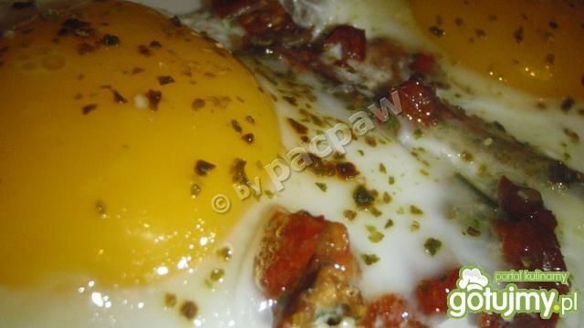 Jajka sadzone na suszonych pomidorach