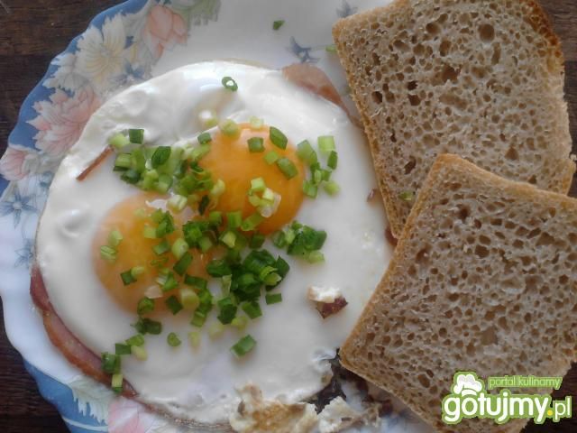 Jajka sadzone na szyneczce