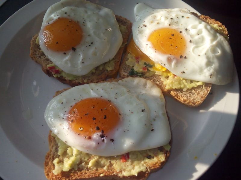 Jajka sadzone na tostach z guacamole Jajka sadzone na tostach z guacamole