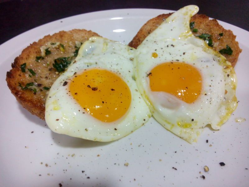 Jajka sadzone na tostach z masłem czosnkowym 