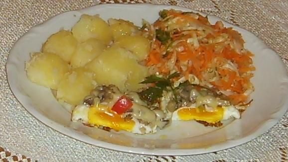 Jajka sadzone pod pieczarkową pierzynką 