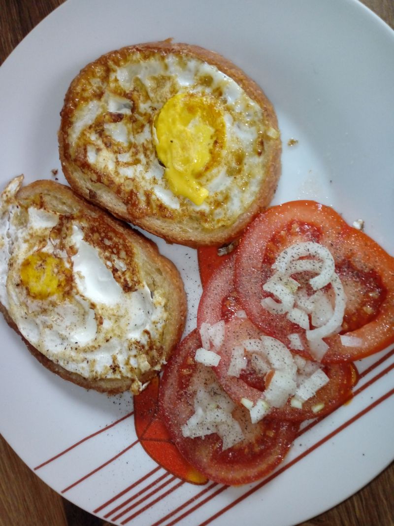 Jajka sadzone w chlebie