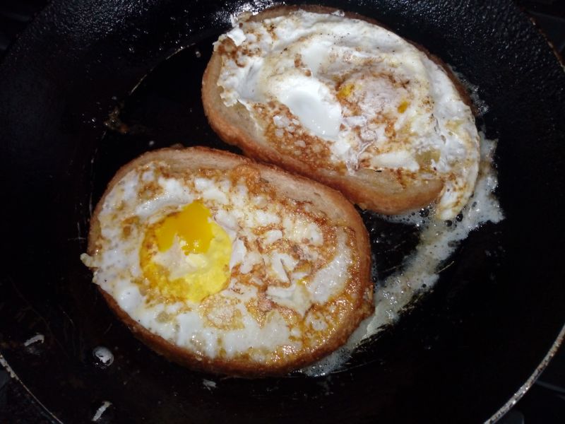Jajka sadzone w chlebie