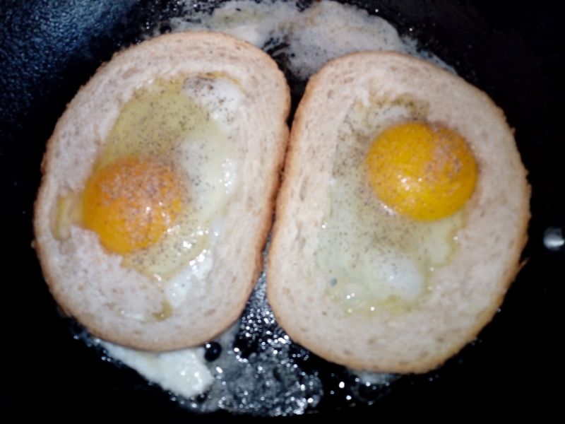 Jajka sadzone w chlebie