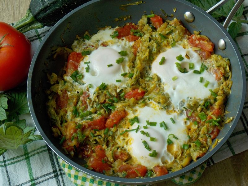 Jajka sadzone w cukinii curry