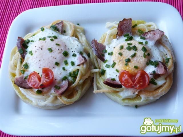 Jajka sadzone w gniazdach z makaronu Jajka sadzone w gniazdach z makaronu