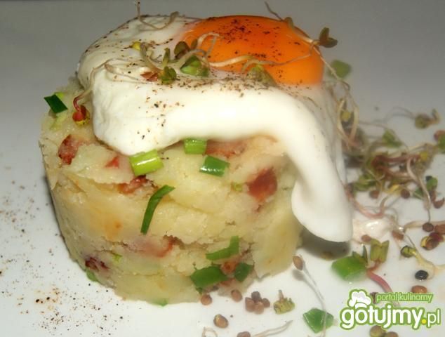 Jajka sadzone w wodzie i okraszone puree