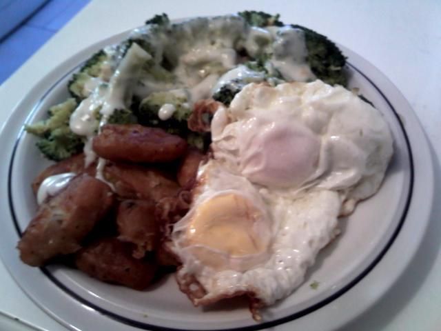 Jajka sadzone z brokułami i rybkami. Jajka sadzone z brokułami i rybkami.