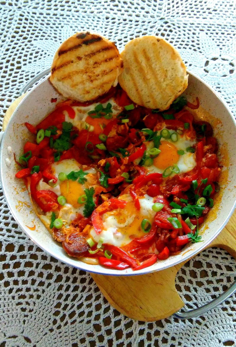 Jajka sadzone z chorizo, pomidorami i papryką Jajka sadzone z chorizo, pomidorami i papryką
