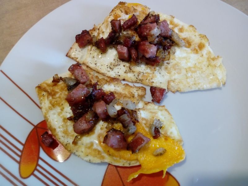 Jajka sadzone z kiełbaską i cebulką Jajka sadzone z kiełbaską i cebulką