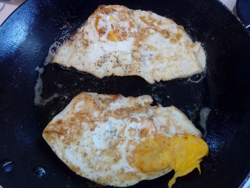 Jajka sadzone z kiełbaską i cebulką