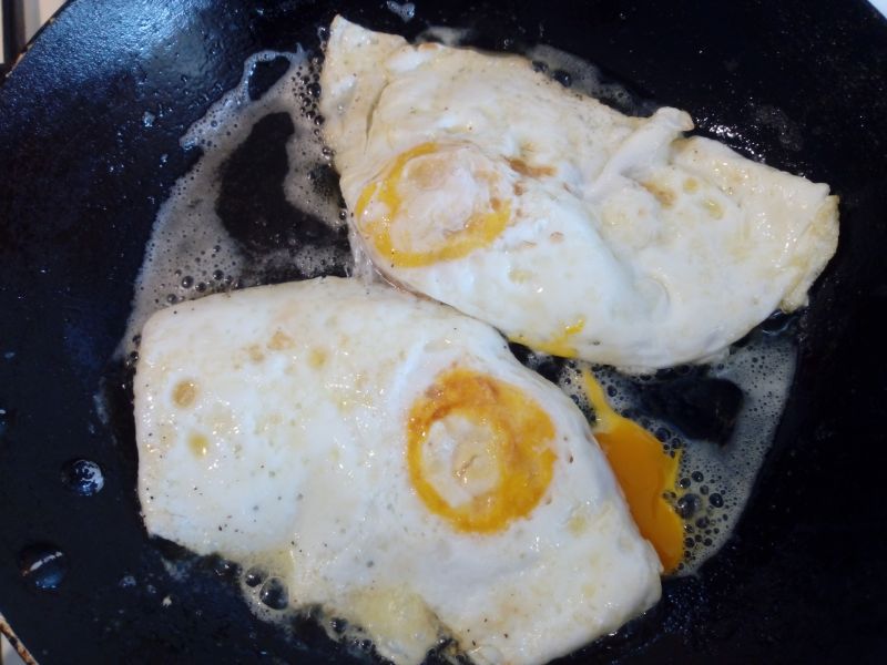 Jajka sadzone z kiełbaską i cebulką