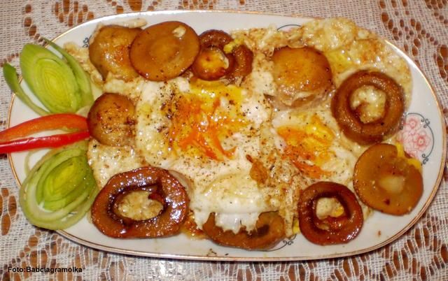 Jajka sadzone z pieczarkami :