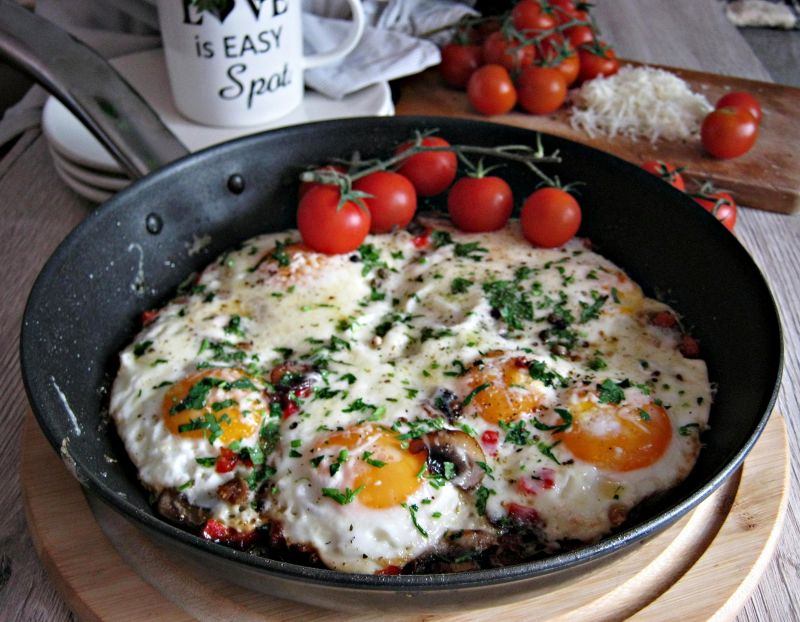 Jajka sadzone z pieczarkami, papryką i serem Jajka sadzone z pieczarkami, papryką i serem