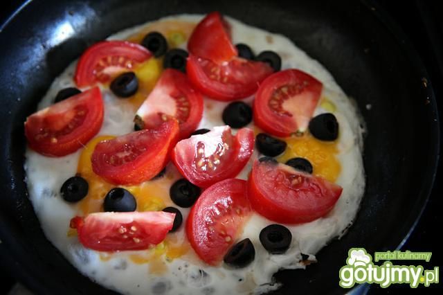 Jajka sadzone z pomidorami i oliwkami
