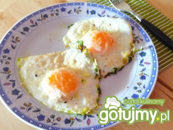 Jajka sadzone z porem, rukolą i parmezan Jajka sadzone z porem, rukolą i parmezan