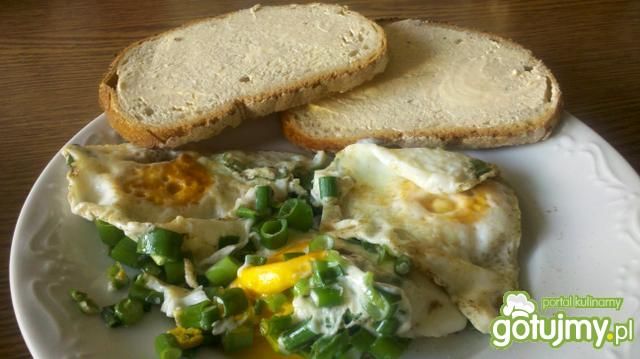 Jajka sadzone z szczypiorkiem Jajka sadzone z szczypiorkiem