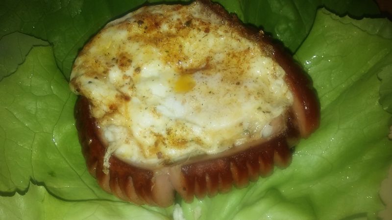 Jajka smażone w parówkach