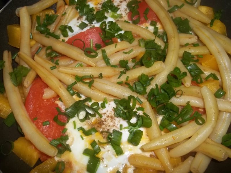 Jajka smażone w warzywach