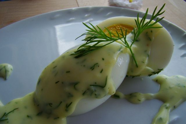 Jajka w białym sosie z koperkiem 