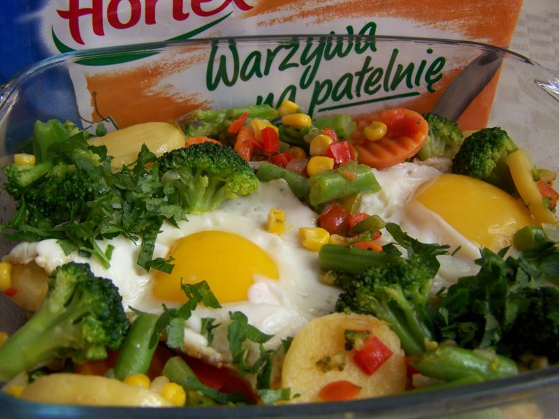 Jajka w bukiecie z jarzyn