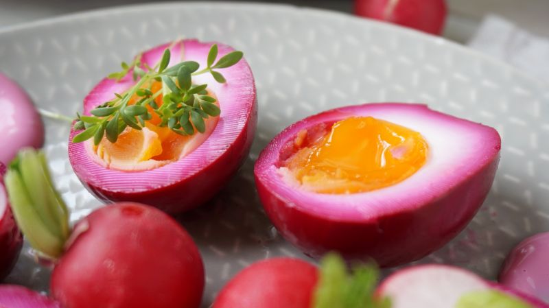 Jajka w buraczanej otoczce