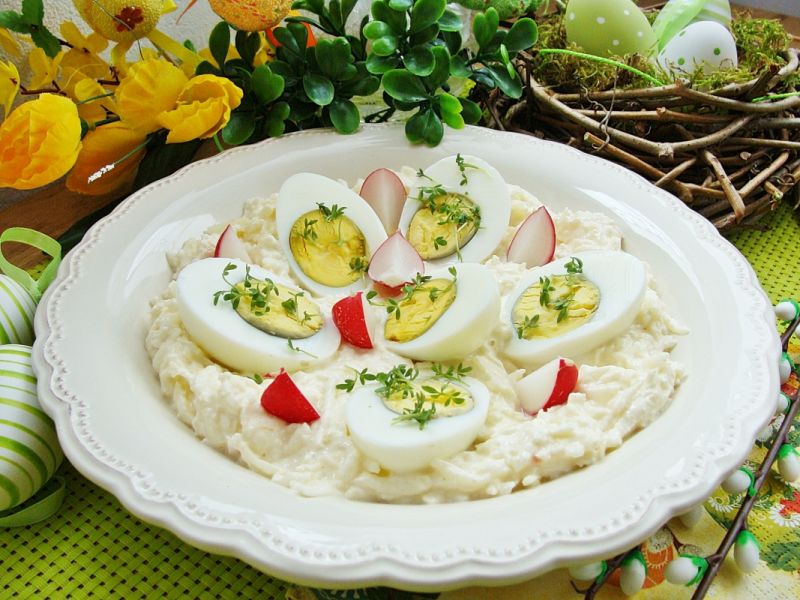 Jajka w chrzanowo-jabłkowym sosie