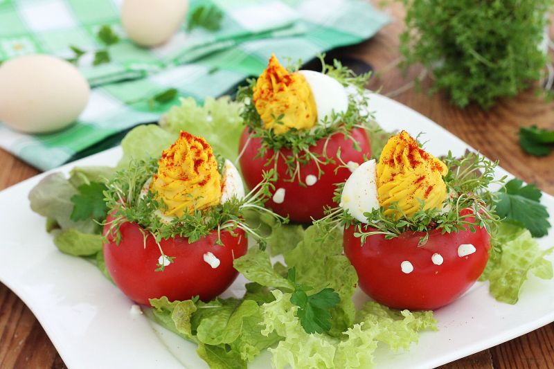 Jajka w gniazdach z rzeżuchą Jajka w gniazdach z rzeżuchą