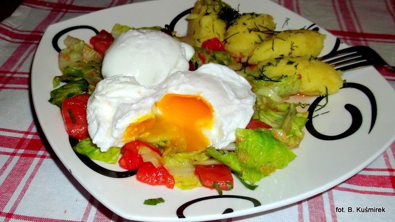 Jajka w koszulach na sałatce rzymskiej