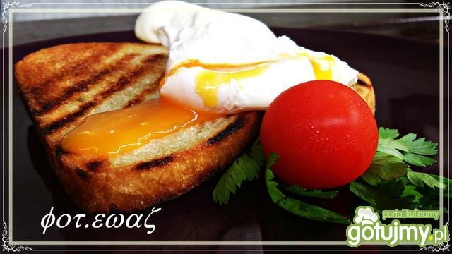 Jajka w koszulkach na grzance