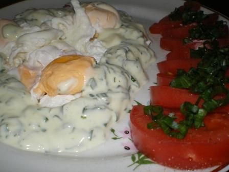  Jajka w koszulkach w sosie