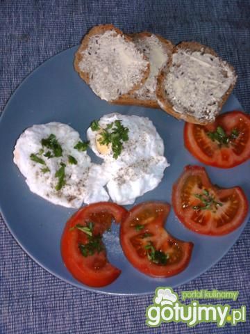 Jajka w koszulkach z pomidorami 