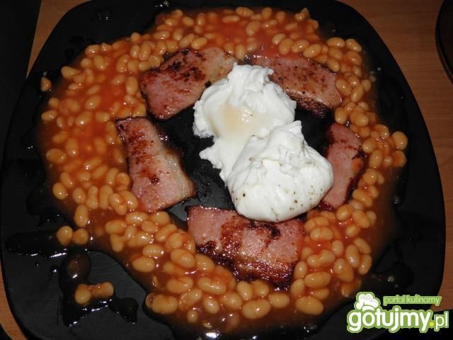 Jajka w koszulkach z szynką i fasolą