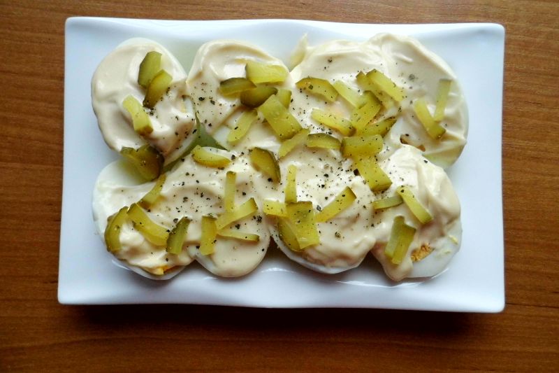 Jajka w majonezie z ogórkami kiszonymi