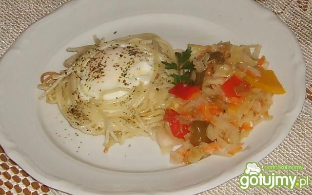 Jajka w makaronowych gniazdach Jajka w makaronowych gniazdach